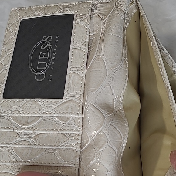 🤩4/$25 GUESS Tri-fold Wallet - Picture 11 of 16